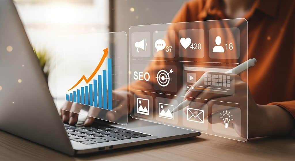 ノートPCから浮かび上がるSEOダッシュボード：右肩上がりのグラフと、コメント37・いいね420・フォロワー18のエンゲージメント指標。