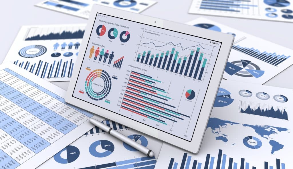 タブレットのマーケティンググラフとデータ収集資料